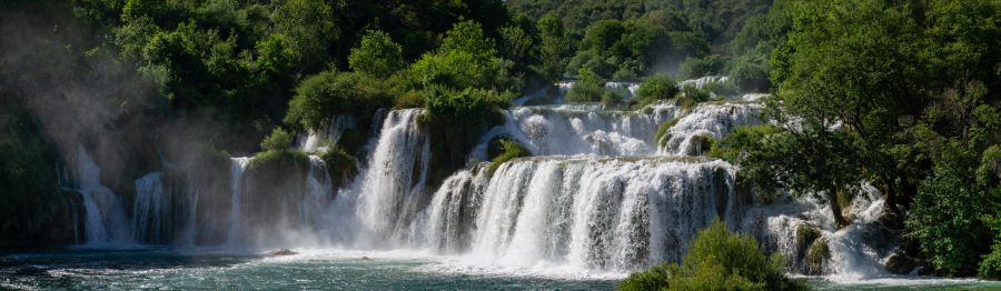 Фреска водопад в лесу